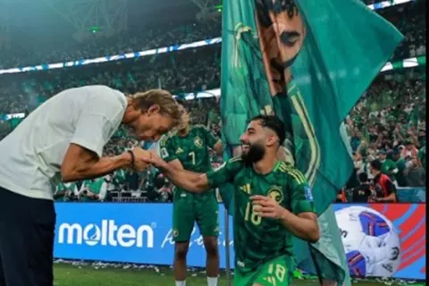  رينارد قبل يده.. مدرب الأهلي السعودي يتحدث عن صالح أبو الشامات